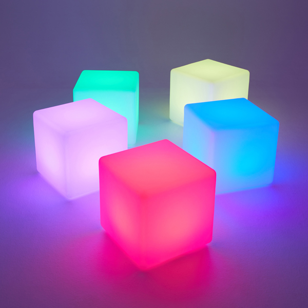 Cubes-Coloured-2.jpg LED valgusti Kuub 7W 525 Lm RGB 30x30cm + pult - Image 1